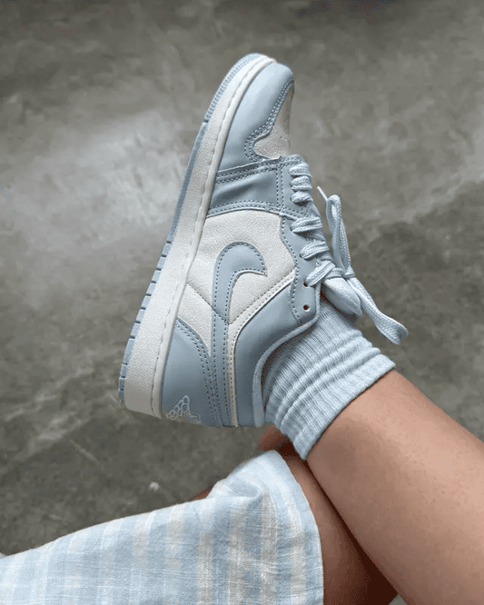 Tênis Jordan Low Azul Baby com Duas Opções de Cadarço